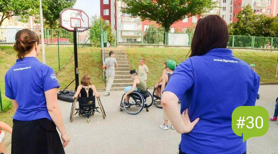 Vozíčkáři hrající basketbal.