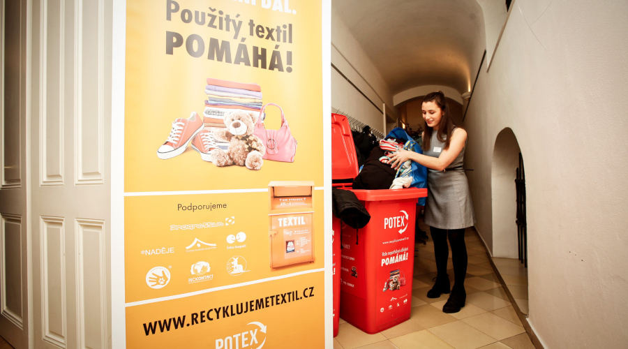 Sbírka teplého oblečení pro společnost Potex. Oblečení pomůže potřebným. | foto: Libor Fojtík pro A-CSR