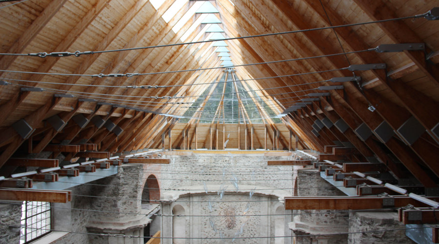 Kostel je výjimečný také skleněnou střechou. | foto: ISP21
