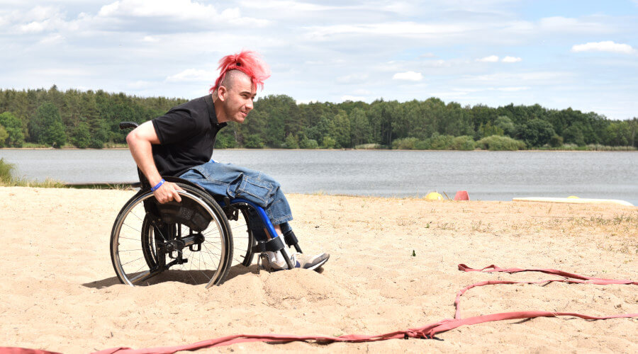 Písečná pláž není vhodným prostředím pro vozíčkáře. | foto: Lukáš Zdařil