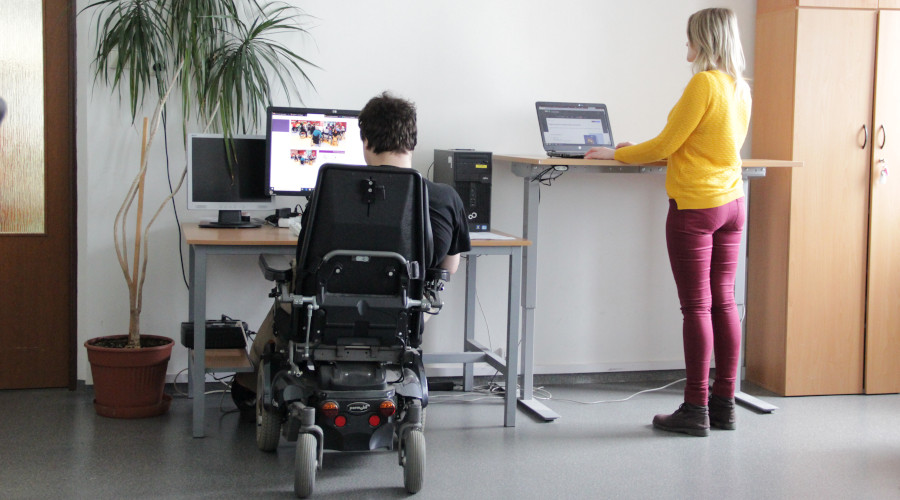 Ergonomie a přizpůsobení pracoviště pro vozíčkáře a stojícího člověka.