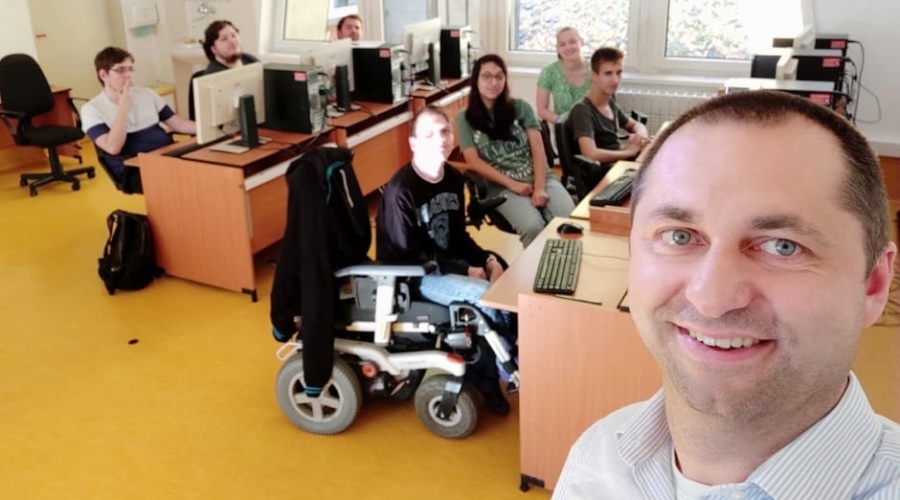 Marek Lustyk na selfie s žáky z Janských Lázních