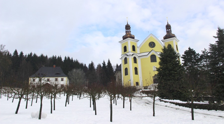 Kostel Nanebevzetí Panny Marie a fara v Neratově.