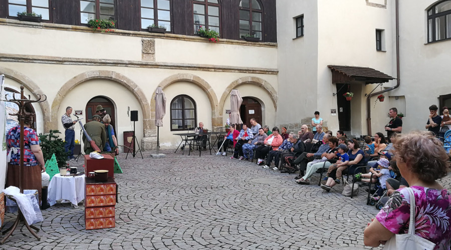 Rychmburk kromě jiného dělá zajímavé akce na nádvoří, kde spojují jak klienty, tak veřejnost | foto:Domov na hradě Rychmburk