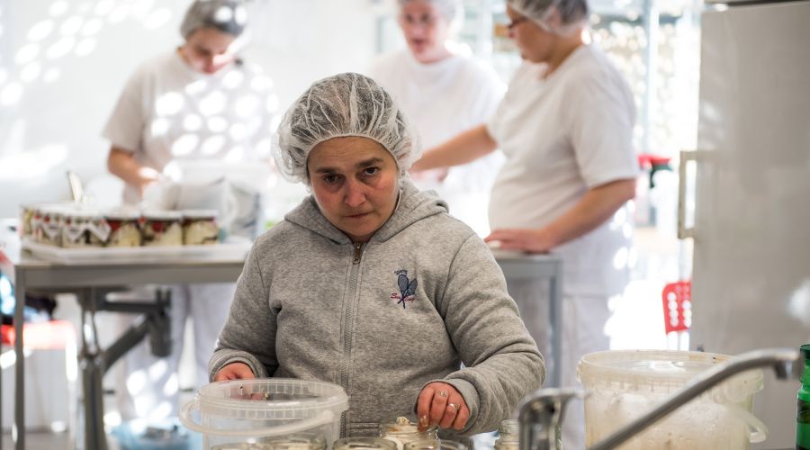 Zaměstnanci při nakládání surovin. | foto: ISP21