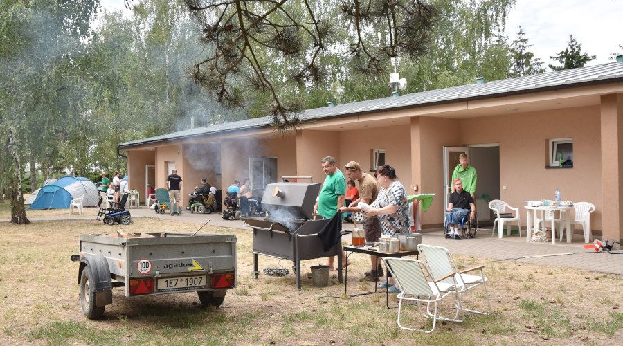 Grilování na závěr týdne. | foto: Lukáš Zdařil