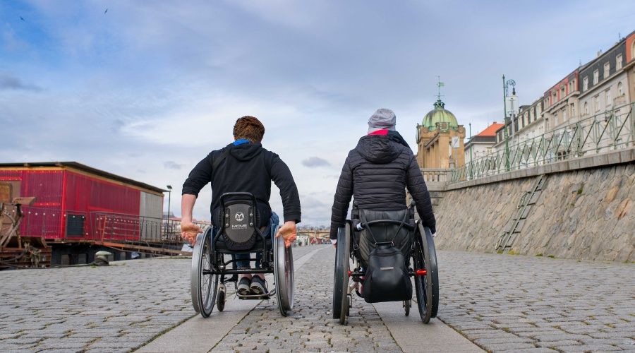 Honza Povýšil a Romana Kolářová s novými koly Raeda. | foto: ISP21